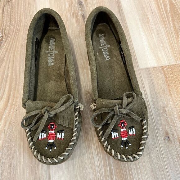 MINNETONKA Women’s Green Thunderbird Moccasins Size 5.5 - Picture 1 of 6